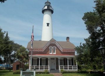 GA_St_Simons_Lighthouse_and_Keepers_Bldg01